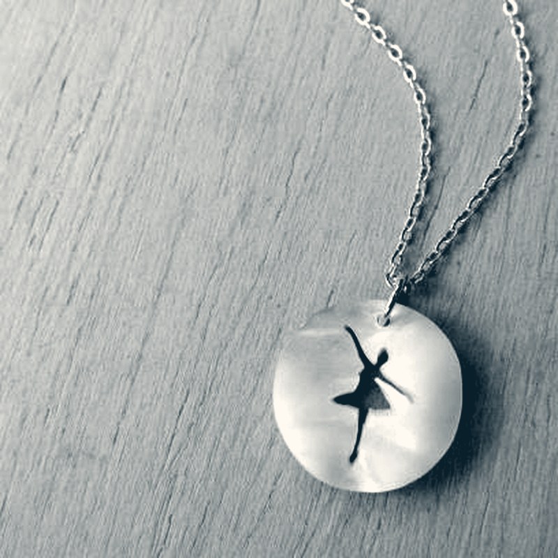 Bailarina de ballet custom mother-of-pearl pendant
